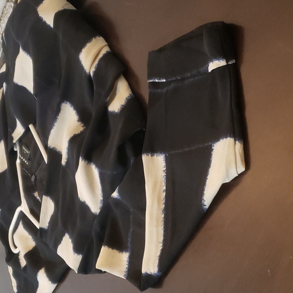 Flirty Trouve navy/white patterned romper - fully lined with 3/4 length sleeves - Picture 3 of 3